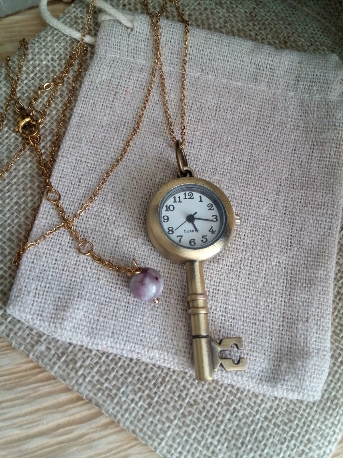 Collier pendentif montre clé